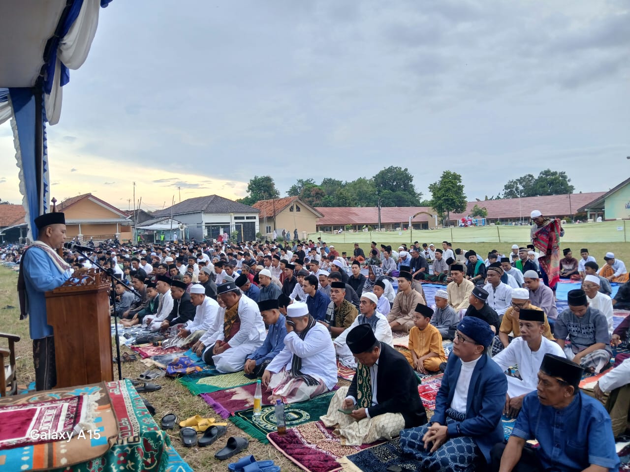 Pemdes Pasirkamuning Gelar Shalat Idul Fitri di Lapang Bola